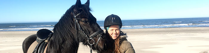 Fell pony på stranden med Ane Weinkouff